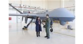 La ministra de Defensa visita el Ala 23, cuna de la aviación de combate española