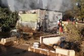 Bomberos de Cartagena atienden un incendio en una vivienda prefabricada de La Aljorra