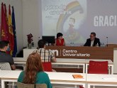 La maestra y pedagoga Ana Medina presenta su libro 'Gafas de arcoiris', un cuento sobre un nino daltnico