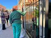 Desempleados lorquinos reparan la valla del parque de La Vina tras los fuertes vientos ocurridos en el mes de noviembre