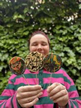 ASSIDO y Confiterías Maite colaboran en una iniciativa creativa y solidaria que une arte y gastronomía ASSIDO y Confiterías Maite colaboran en una iniciativa creativa y solidaria que une arte y gastronomía