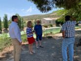 El Ayuntamiento realiza tareas de mejora en la playa fluvial de Coy para que los bañistas puedan disfrutar de este espacio natural durante el verano