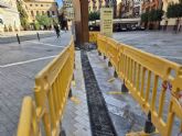 Murcia avanza en la mejora de infraestructuras con la renovacin de las rejillas de drenaje en la Plaza Julin Romea