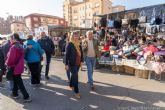 La alcaldesa Noelia Arroyo visita el mercadillo de Ribera de San Javier, que abre este sábado