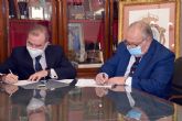 El decano del Colegio de Abogados de Sevilla, Óscar Cisneros Marco, firma un convenio de colaboración con el Ateneo de Triana