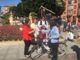 Una pareja de huertanos anima a los murcianos a usar la bicicleta en Fiestas de Primavera