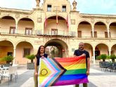 Fulgencio Gil abraza a la ultraderecha en Lorca en contra del colectivo LGBTIQ+, negando la colgadura de la bandera arcoris en el Ayuntamiento