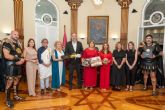 La alcaldesa recibe a las principales autoridades municipales de Linares y Santomera en el da del Gran Desfile de Tropas y Legiones