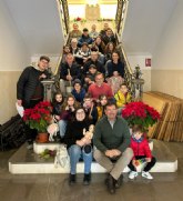 El Ayuntamiento recibe a niños y jóvenes de la parroquia de la Asunción que portan el Niño Jesús y cantan villancicos