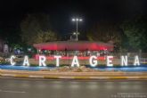 Cartagena ilumina de rojo carmes sus fuentes para celebrar el 56 cumpleanos del Rey Felipe VI