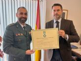 Entrega al fiscal jefe de Cartagena, David Campayo, de la Cruz con distintivo blanco de la Orden del Mrito de la Guardia Civil