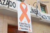 Totana conmemora hoy el Da Mundial de los Animales abogando por polticas contra el maltrato, con la colocacin de un cartel con lazo naranja en la fachada consistorial