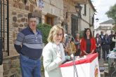 Sencillo y emotivo homenaje al profesor José Lorenzo Sánchez Meseguer, en el bautizo del 'Banco Literario' que comparte con Helena Romero en Granátula de Calatrava