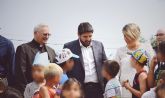 Fernando visita el remodelado albergue campamento de Cáritas en Los Urrutias, ejemplo de 