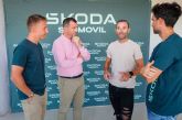 Alejandro Valverde arropa a los ciclistas murcianos de Skomovil antes de la koda Titan Desert Almera 2023