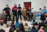 La gerente del CEIS y bomberos de Cieza entregan juguetes a los niños del Centro de Menores de Murcia 
