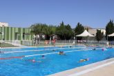 Un total de 126 ninos y ninas disfrutan de los cursos de natacin de la piscina municipal de verano durante el mes de julio