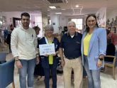 NNGG Águilas entrega a Alzheimer Águilas un cheque con el dinero recaudado en la ruta solidaria del octubre joven